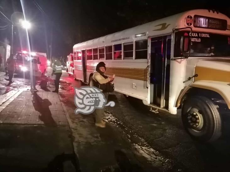 Estudiante es arrastrada por autobús al descender en la avenida Chedraui Caram