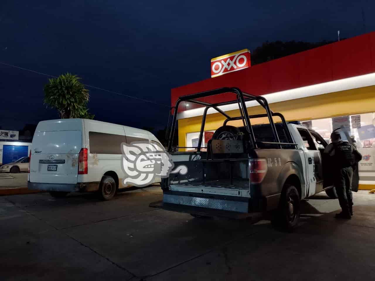 Tras persecución, abandonan Van que transportaba migrantes, en Acayucan(+Video)