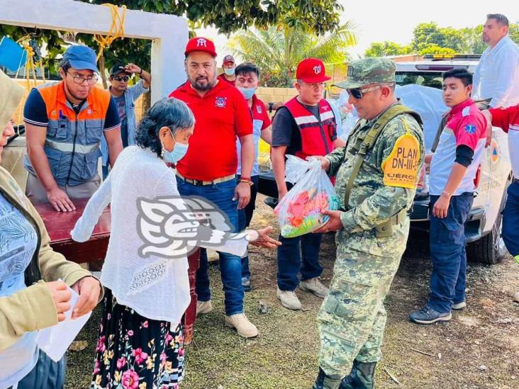 Entregan despensas en comunidades de Cosoleacaque