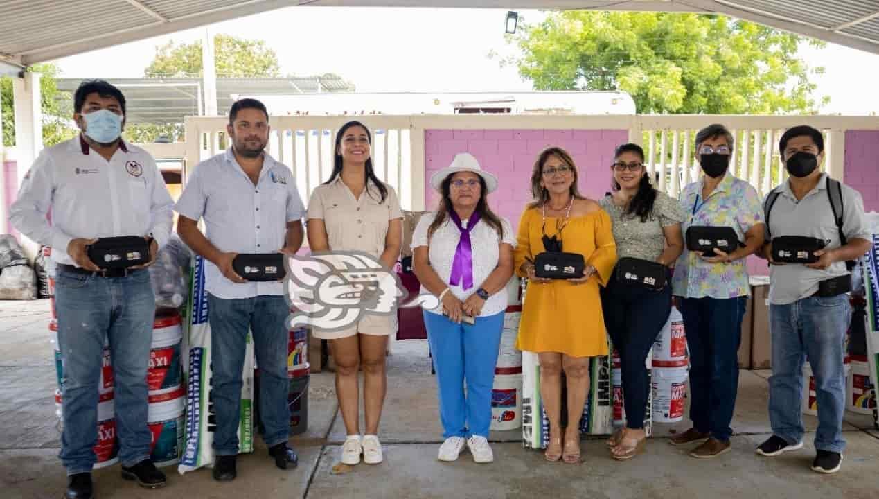 Entrega Ayuntamiento paquetes de mantenimiento a escuelas de Minatitlán