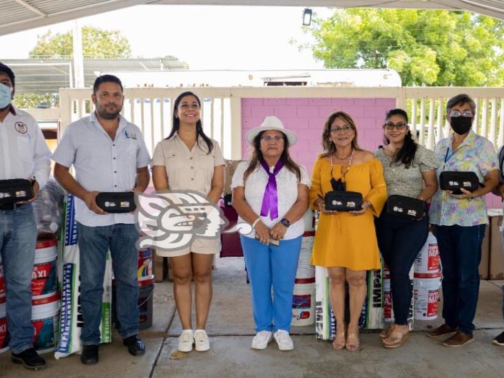 Entrega Ayuntamiento paquetes de mantenimiento a escuelas de Minatitlán