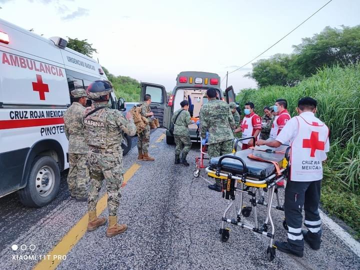 Muere marino en volcadura, 17 más están heridos