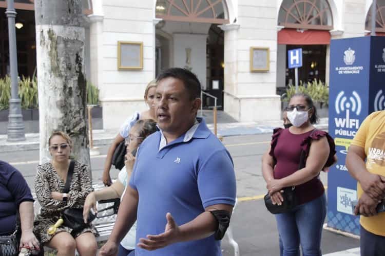 Ambulantes del Malecón en Veracruz en pláticas con comercio para reubicación