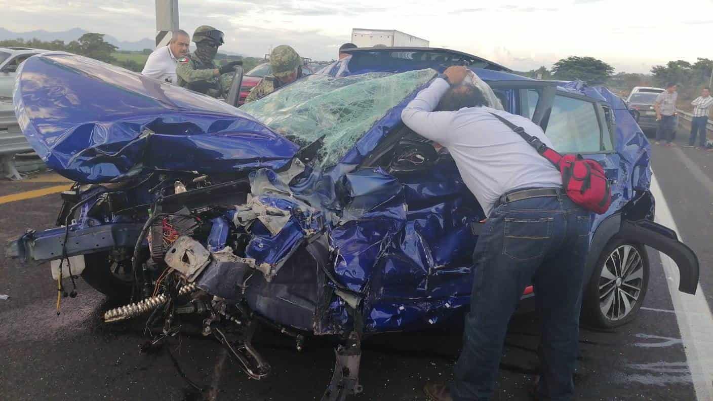 Tráiler choca a automovilista en Cardel, trabajador quedó prensado en su unidad