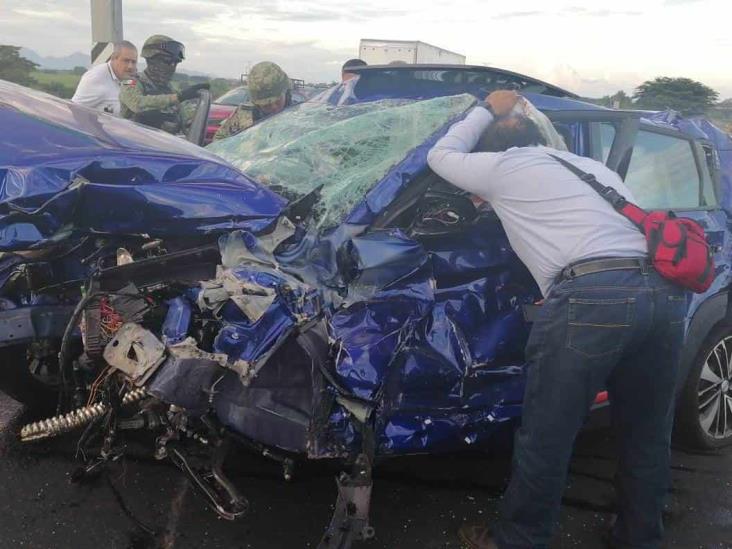 Tráiler choca a automovilista en Cardel, trabajador quedó prensado en su unidad