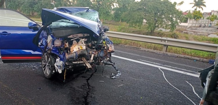 Tráiler choca a automovilista en Cardel, trabajador quedó prensado en su unidad