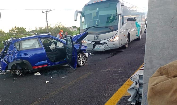 Tráiler choca a automovilista en Cardel, trabajador quedó prensado en su unidad