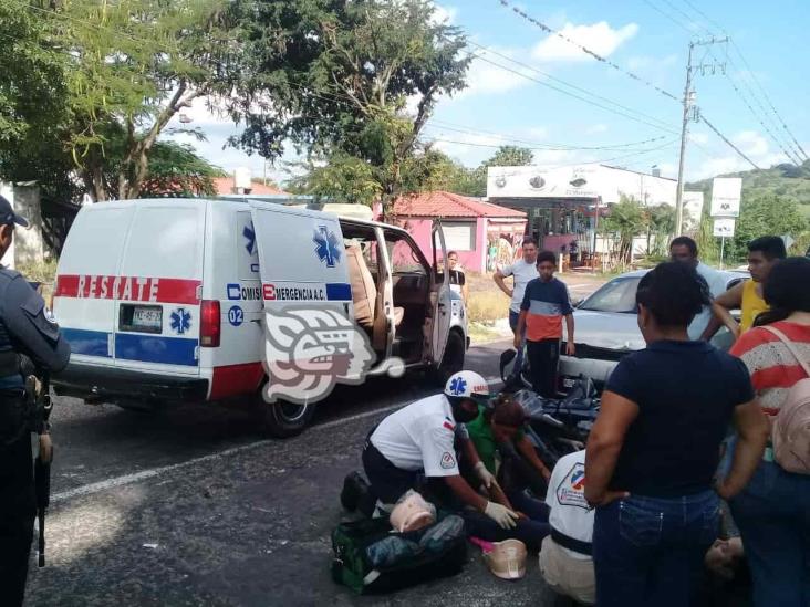 Chocan automóvil y motocicleta en Cerro Gordo; hay un lesionado