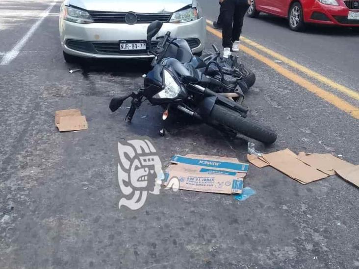 Chocan automóvil y motocicleta en Cerro Gordo; hay un lesionado