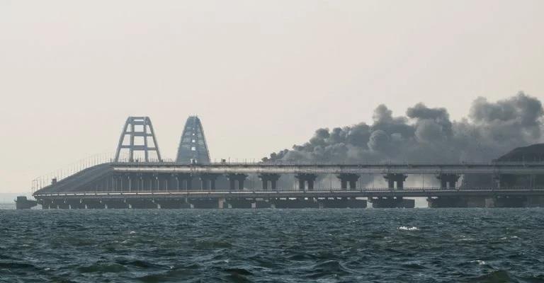 Explosión destruye puente de Crimea que conecta a Rusia; culpan de ataque a Ucrania