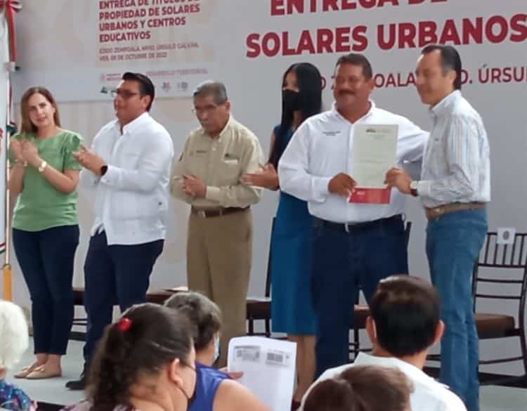 Entregan títulos de propiedad de centro educativos en Zempoala, Veracruz