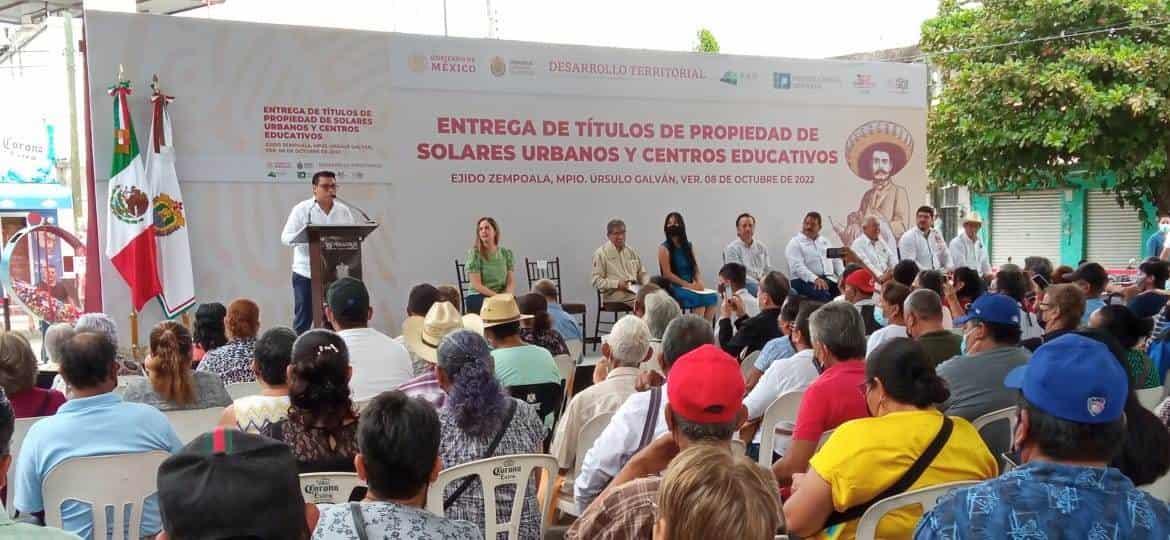 Entregan títulos de propiedad de centro educativos en Zempoala, Veracruz