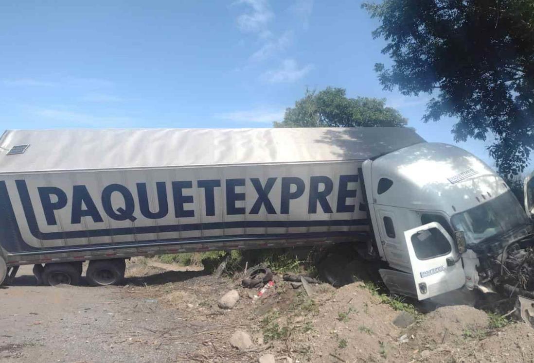 Tráiler se sale de la carretera y se impacta contra montículo de tierra en Veracruz