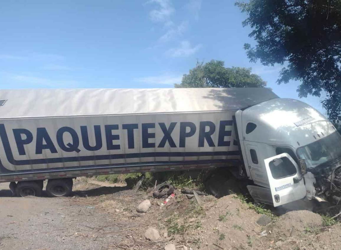 Tráiler se sale de la carretera y se impacta contra montículo de tierra en Veracruz