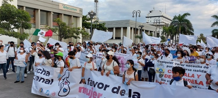 Marchan por la paz en el puerto de Veracruz