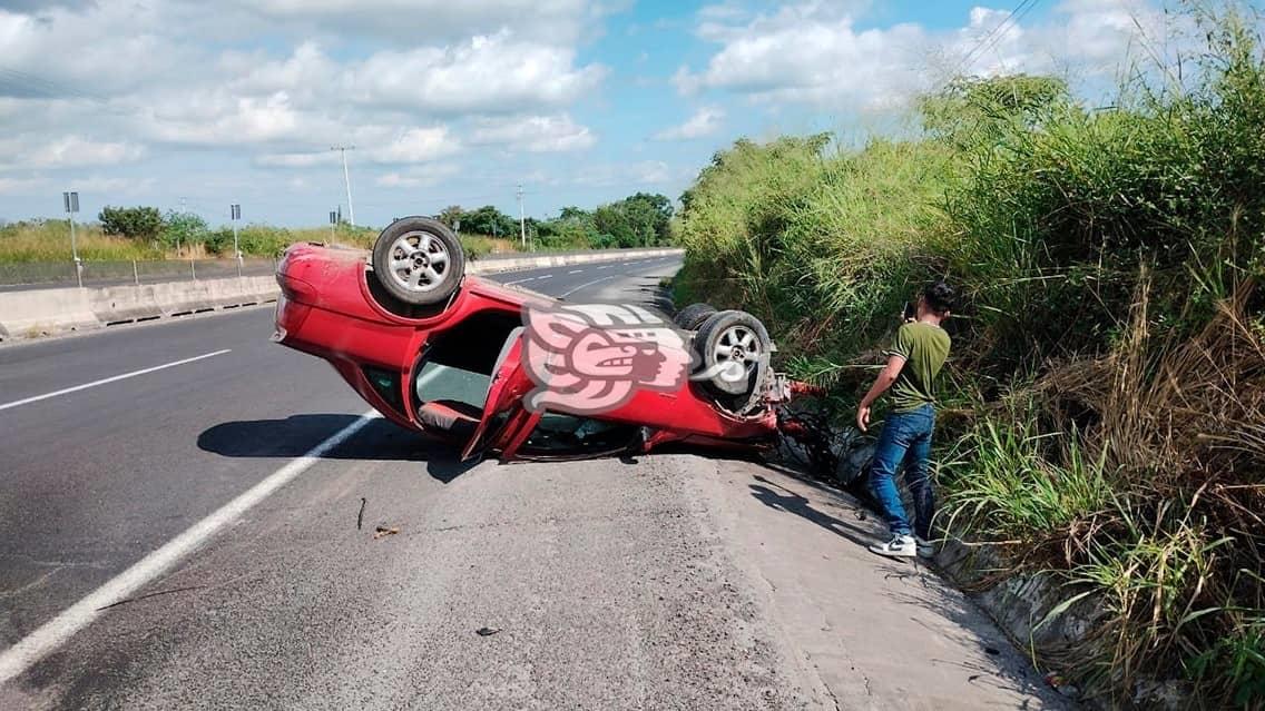 Auto terminó con las llantas arriba entre Miradores y Corral Falso