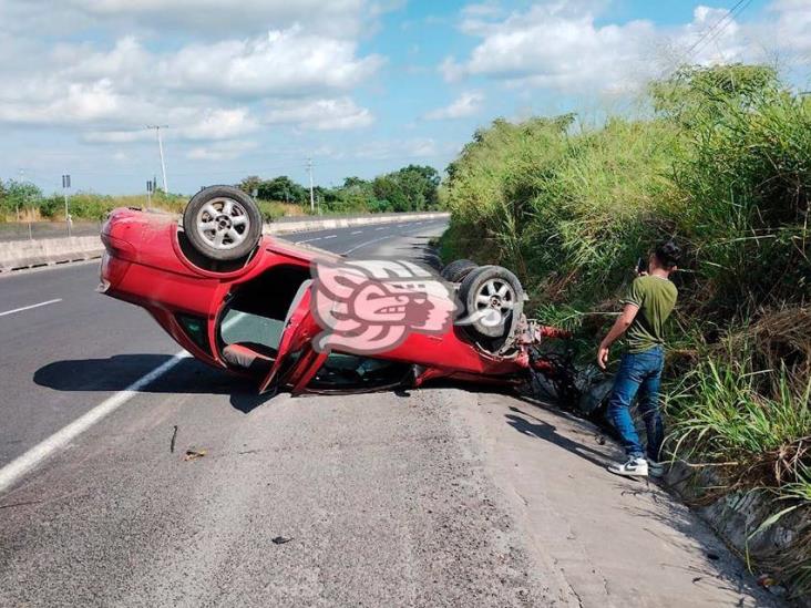 Auto terminó con las llantas arriba entre Miradores y Corral Falso