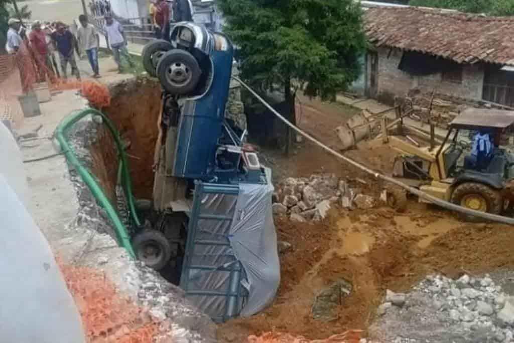 Cae camioneta a zanja en construcción en San Andrés Tenejapan, Veracruz