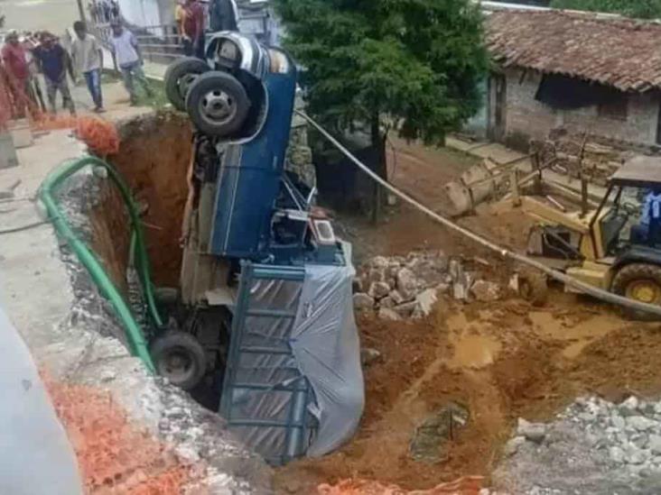 Cae camioneta a zanja en construcción en San Andrés Tenejapan, Veracruz