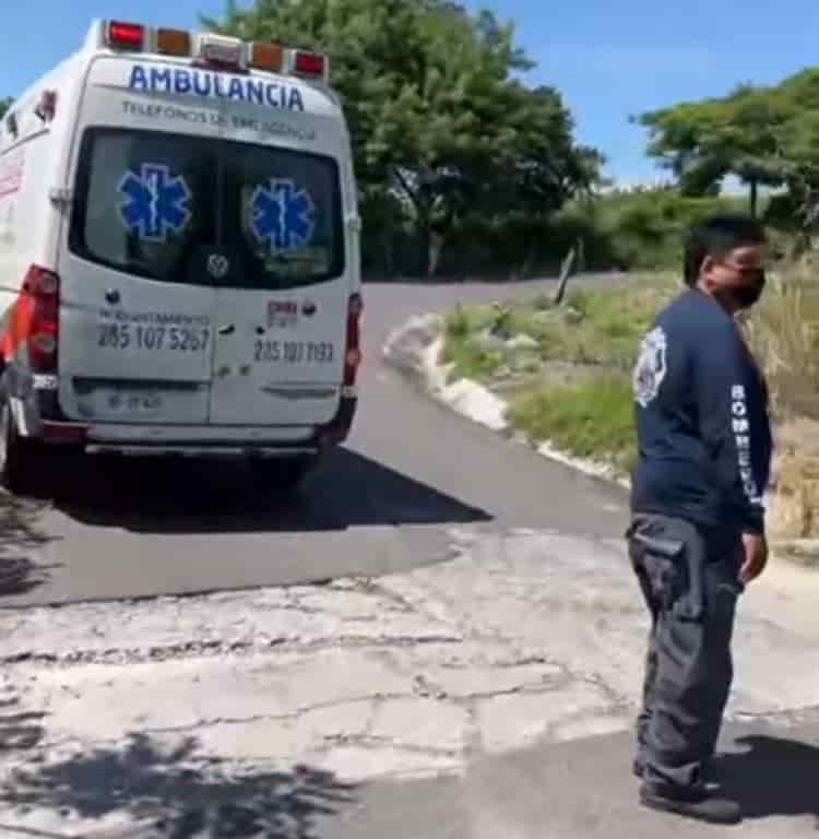 Vuelva y cae al vacío camioneta en Paso de Ovejas; hay 1 lesionado