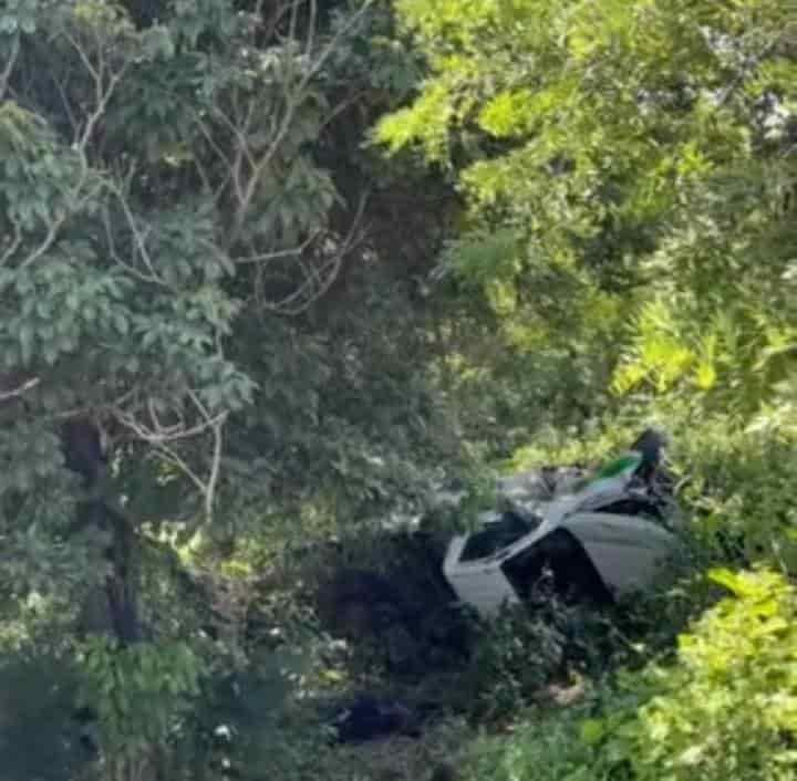 Vuelva y cae al vacío camioneta en Paso de Ovejas; hay 1 lesionado