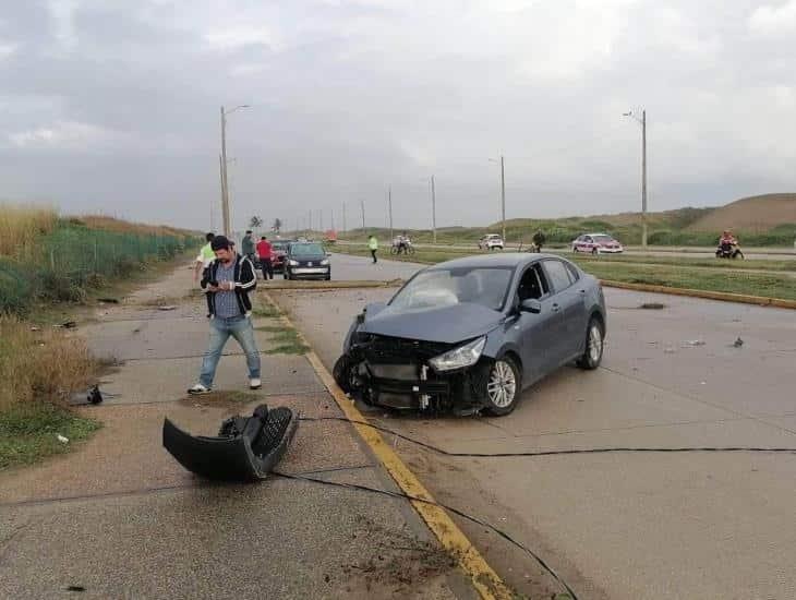 Veloz conductor derriba poste en el Malecón de Coatzacoalcos