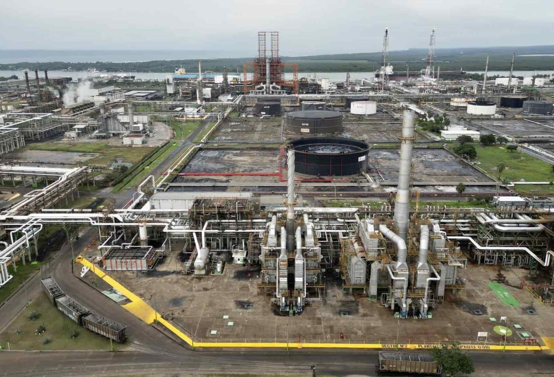 Refinería Madero procesa 105 mil barriles diarios, supervisa AMLO