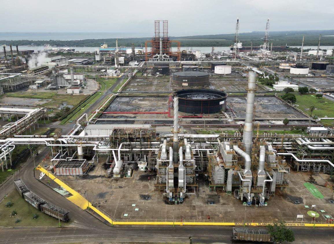 Refinería Madero procesa 105 mil barriles diarios, supervisa AMLO