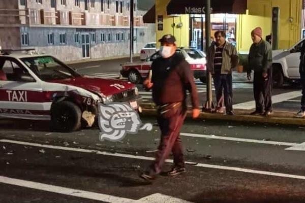 Accidente entre particular y taxi en Orizaba deja daños materiales