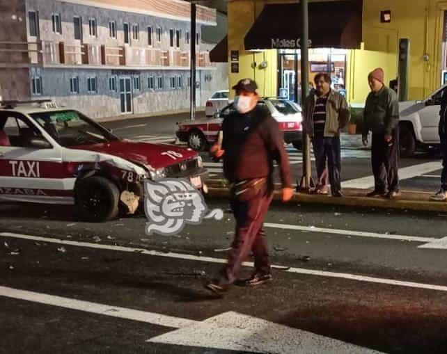 Accidente entre particular y taxi en Orizaba deja daños materiales