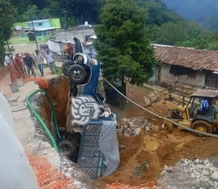 Cae camioneta a desnivel en San Andrés Tenejapan; sin lesionados