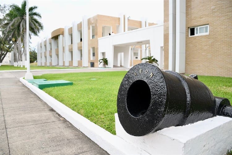 Conoce las esfinges que se encuentran en la Heroica Escuela Naval Militar