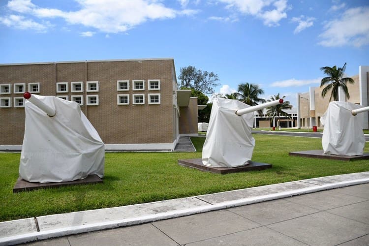 Conoce las esfinges que se encuentran en la Heroica Escuela Naval Militar