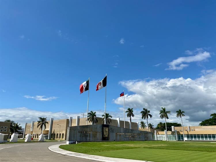 Conoce las esfinges que se encuentran en la Heroica Escuela Naval Militar