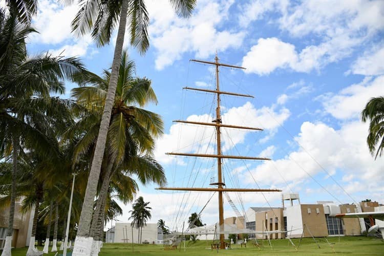 Conoce las esfinges que se encuentran en la Heroica Escuela Naval Militar