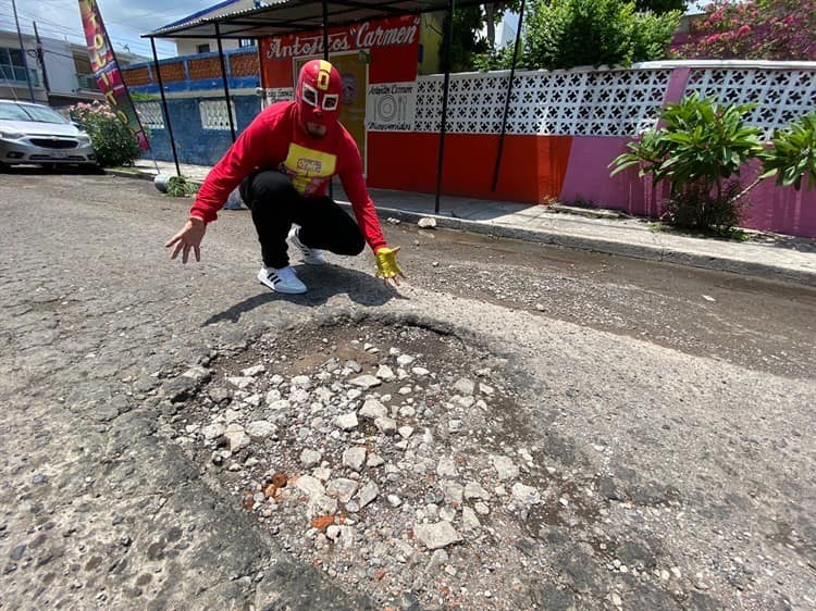 Cráteres formados son el “terror” de conductores en colonia Nueva Era en Veracruz