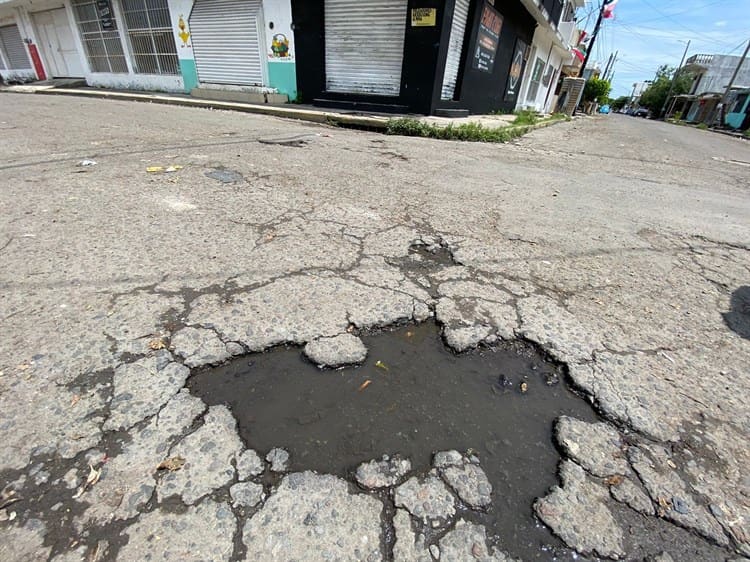 Cráteres formados son el “terror” de conductores en colonia Nueva Era en Veracruz