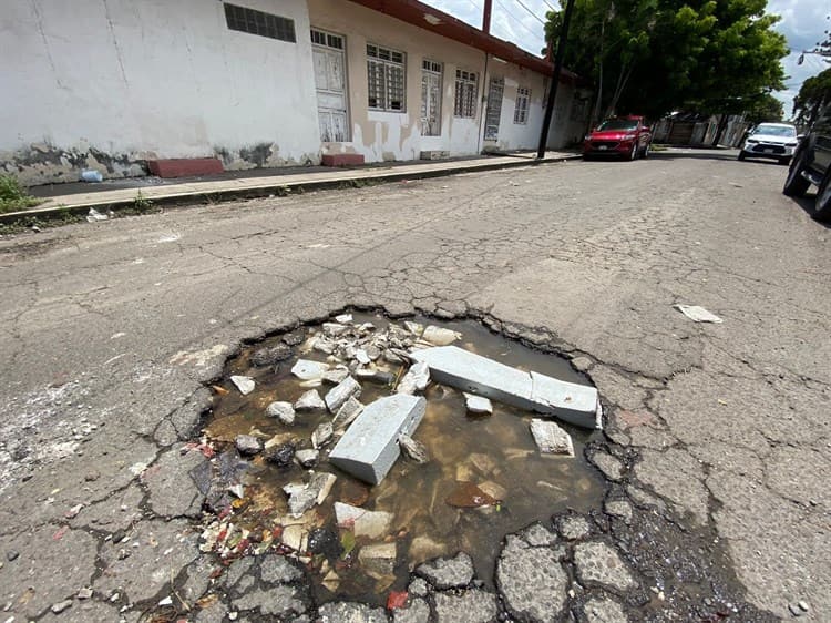 Cráteres formados son el “terror” de conductores en colonia Nueva Era en Veracruz