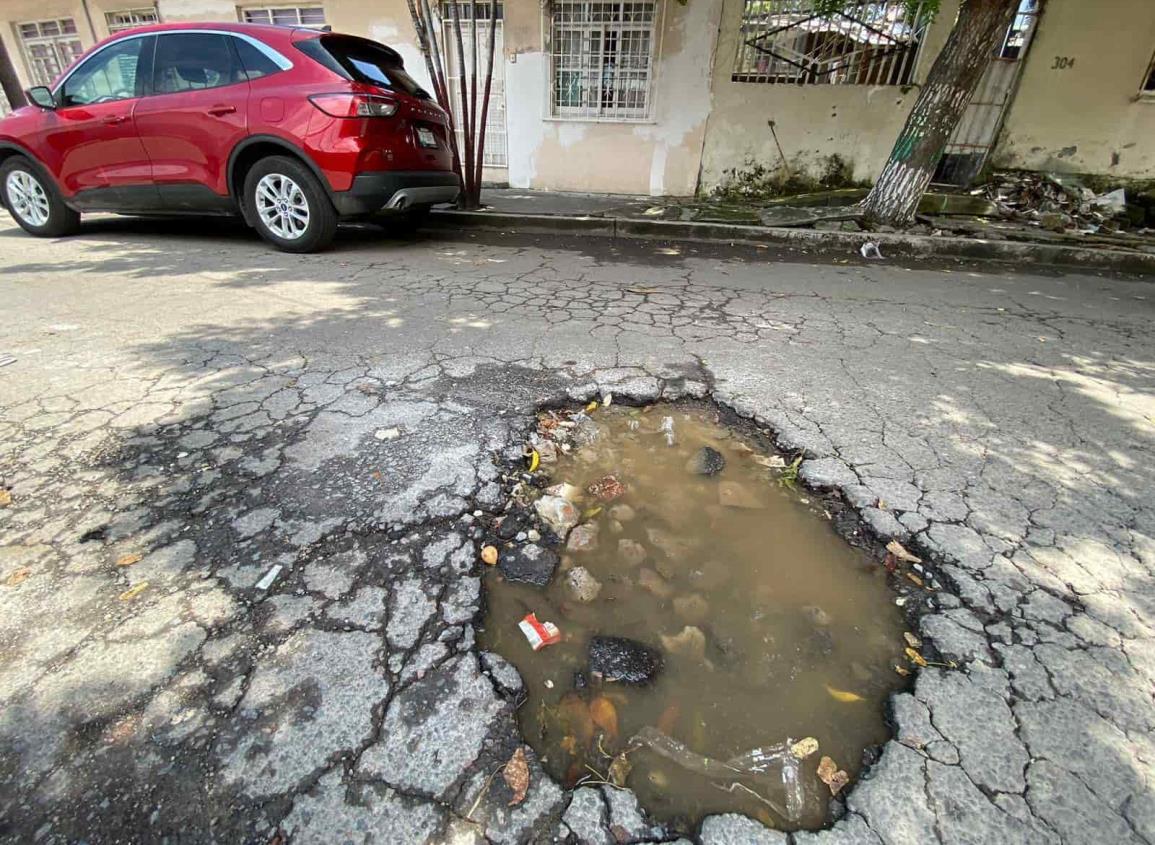 Tránsito de vehículos pesados genera baches en calles de Veracruz: taxistas