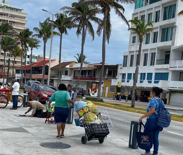 Ambulantes retirados del Malecón de Veracruz se instalan en la Plaza del Migrante