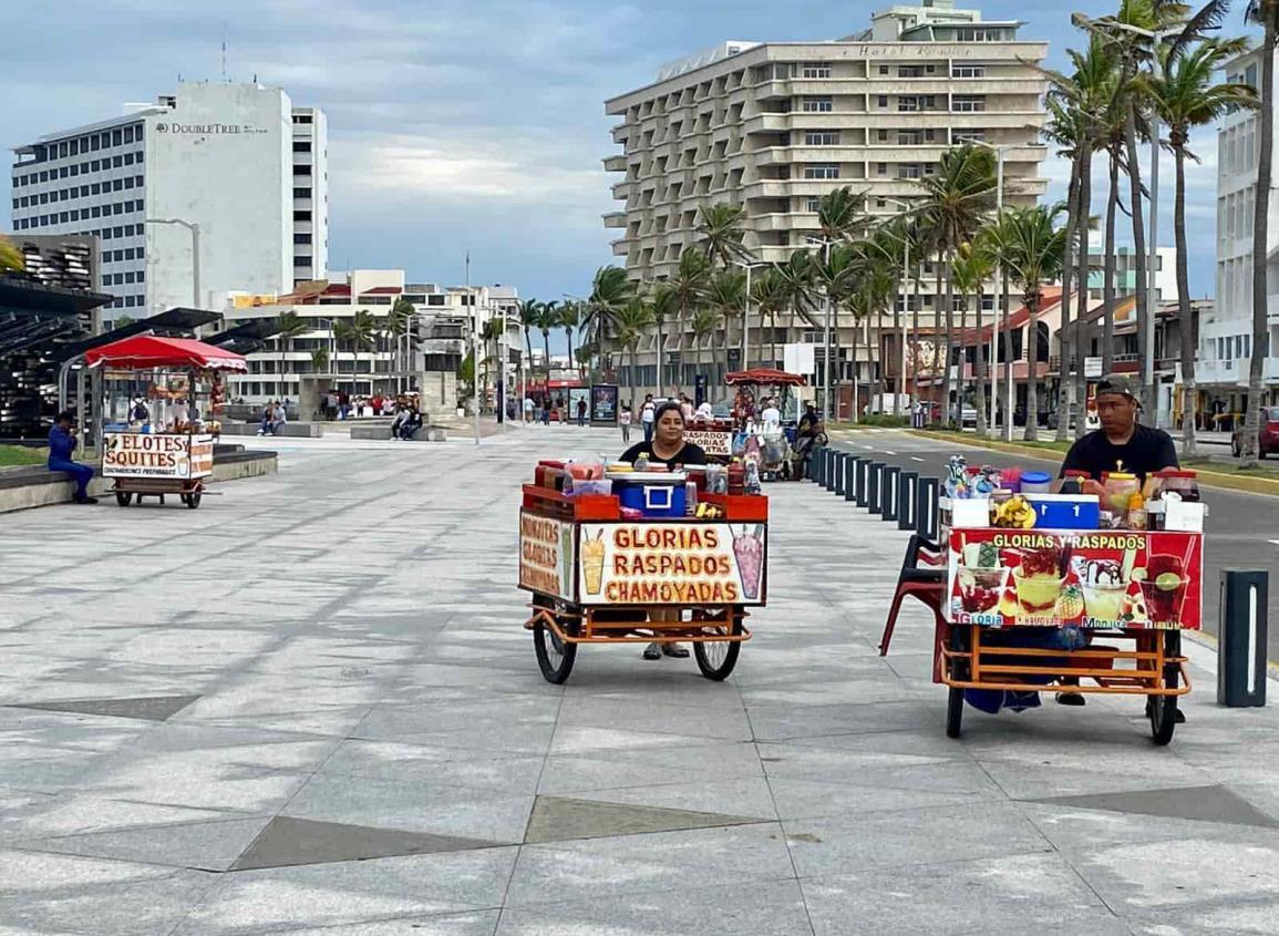 Ambulantes retirados del Malecón de Veracruz se instalan en la Plaza del Migrante