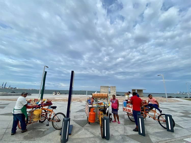 Ambulantes retirados del Malecón de Veracruz se instalan en la Plaza del Migrante