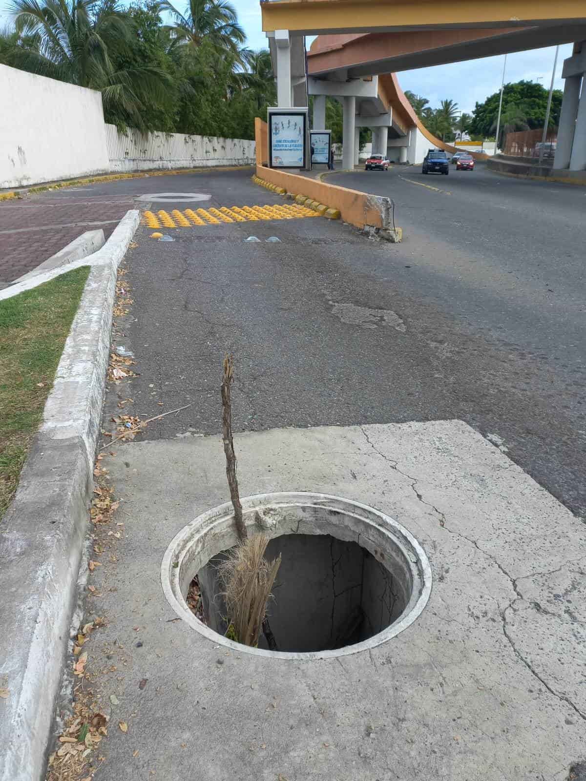 Vecinos colocan palos para alertar de registro de CFE sin tapa en Riviera Veracruzana