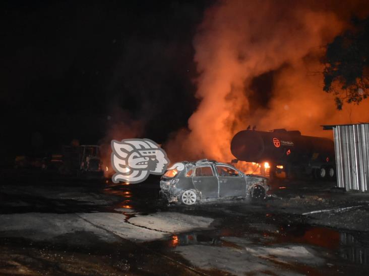 Alerta en Texistepec por explosión e incendio en planta de asfalto (Video)