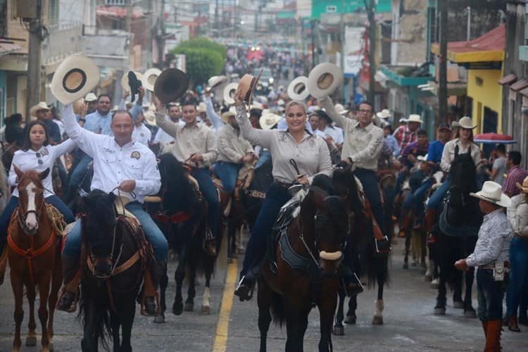 Coronan a Corintia Lara, reina de la cabalgata de Alvarado