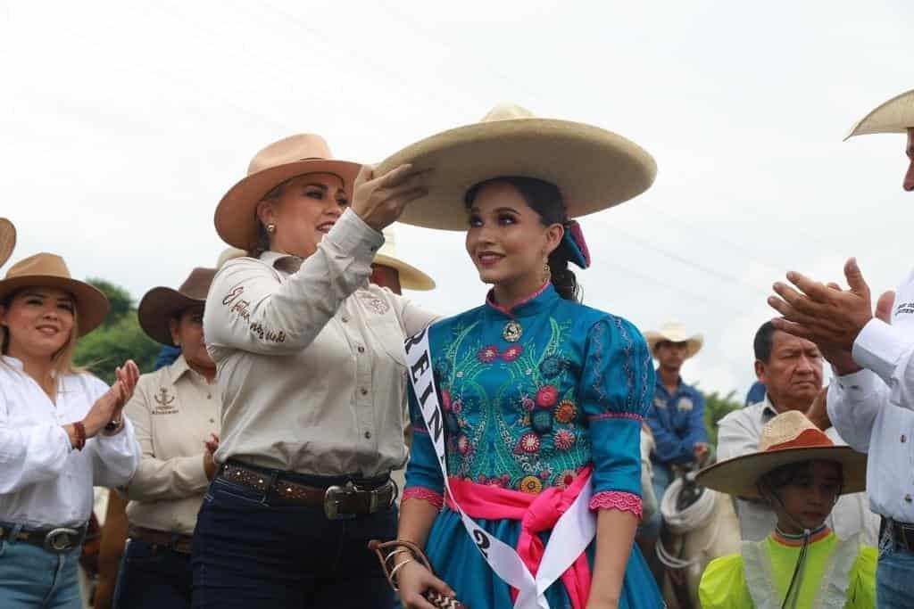 Coronan a Corintia Lara, reina de la cabalgata de Alvarado