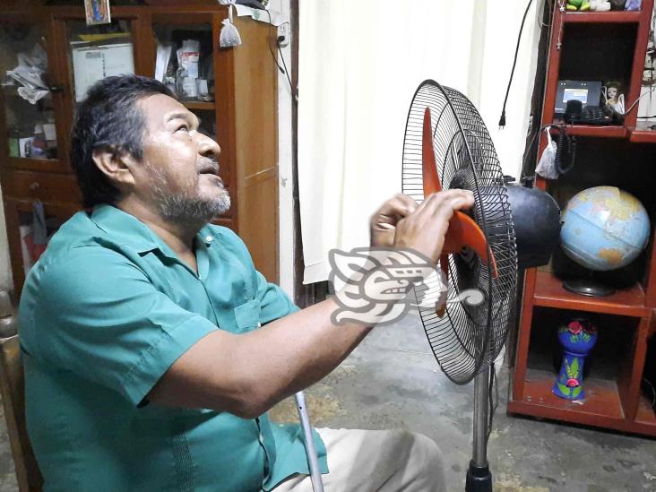 Hombre excepcional; sin ver, repara ventiladores, licuadoras y lavadoras(+Video)