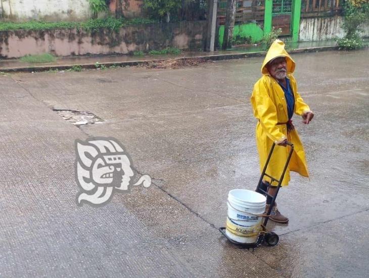 “Va a querer queso”; a sus 87 años la lluvia no impide que salga a ganarse la vida