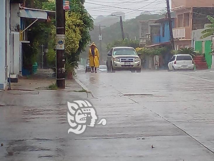 “Va a querer queso”; a sus 87 años la lluvia no impide que salga a ganarse la vida