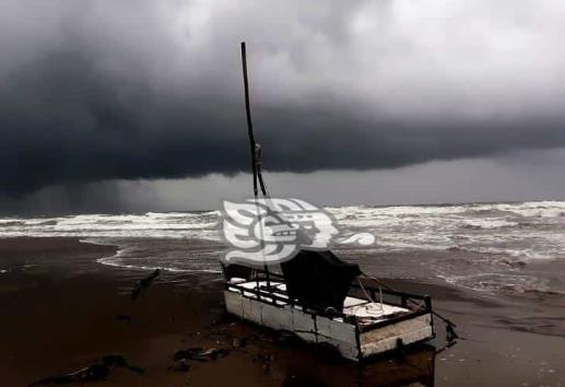 Por mal tiempo, embarcación hechiza recala en costas de Coatzacoalcos(+Video)